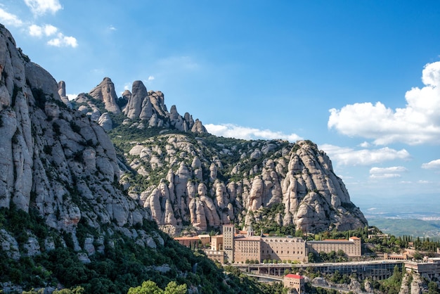 Vista del monasterio y las montañas de Montserrat. Barcelona, Cataluña, España.