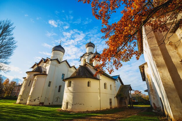 Foto vista del monasterio spaso-preobrazhensky, la iglesia del salvador, staraya russa, rusia