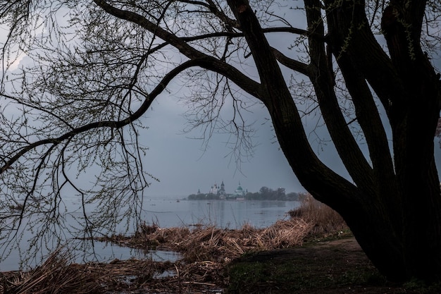 Vista del Monasterio SpasoYakovlevsky en Rostov Veliky desde el lago Nero39s al atardecer