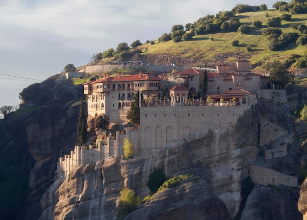 Vista del monasterio de Varlaama en las montañas de Meteora en Grecia