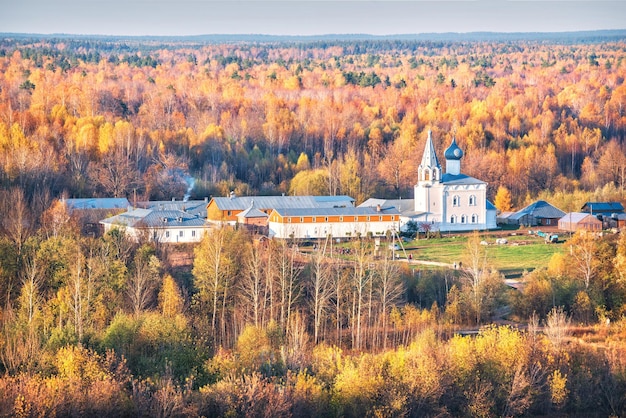 Vista del Monasterio Znamensky desde la plataforma de observación del Monasterio Nikolsky Gorokhovets