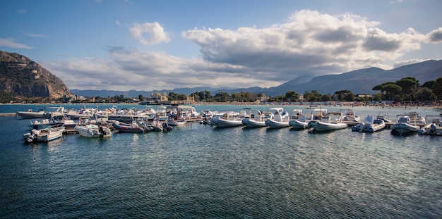 Vista de Mondello donde se pueden ver barcos de mar y todo el panorama al fondo.