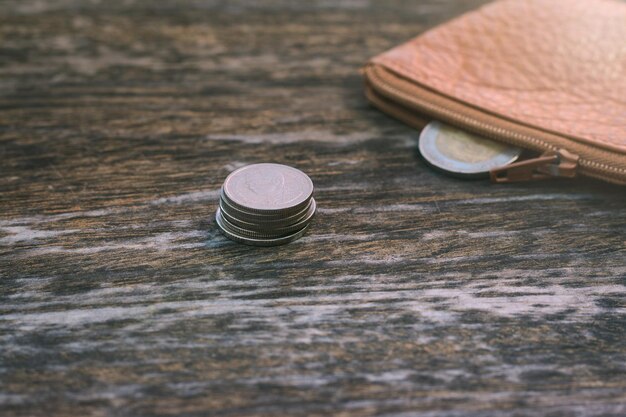 Foto vista de las monedas en la mesa desde un ángulo alto