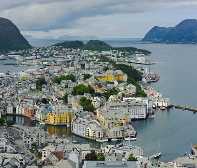 Vista desde la montaña Aksla en la ciudad de Alesund, Noruega, panorama