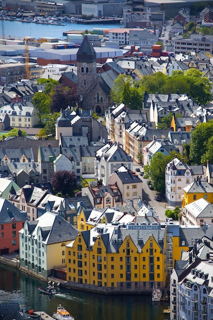 Vista desde la montaña Aksla en la ciudad de Alesund, Noruega