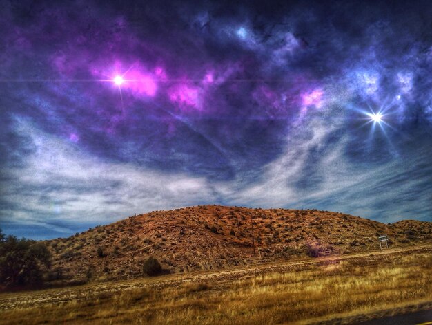 Vista de la montaña en bajo ángulo contra un cielo nublado