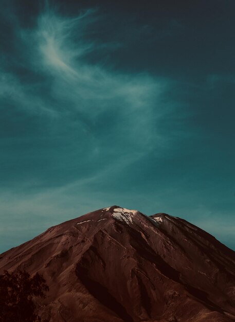 Foto vista de la montaña en bajo ángulo contra un cielo nublado