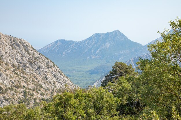 Vista de la montaña desde la antigua ciudad de Termessos cerca de Antalya en Turquía