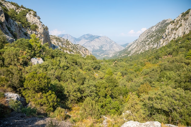 Vista de la montaña desde la antigua ciudad de Termessos cerca de Antalya en Turquía