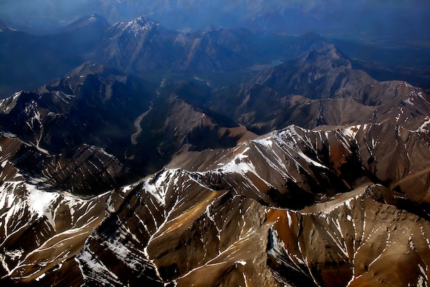 Vista a la montaña desde el avión, Rockie Mountain en Canadá