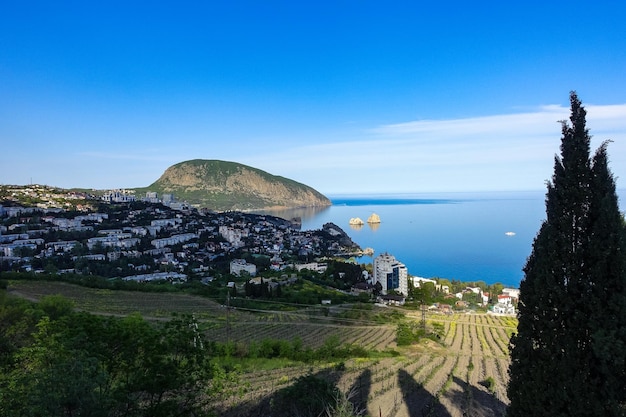 Vista de la montaña AyuDag y la ciudad de Gurzuf desde la plataforma de observación Mayo de 2021 Crimea Rusia