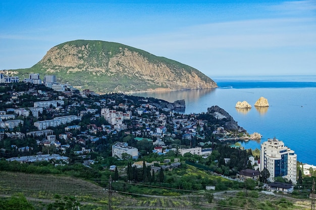 Vista de la montaña AyuDag y la ciudad de Gurzuf desde la plataforma de observación Montañas de Crimea Mayo de 2021 Crimea Rusia Península de Crimea