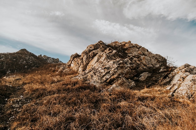 Vista desde la montaña Beshtau al atardecer. Foto de rocas.