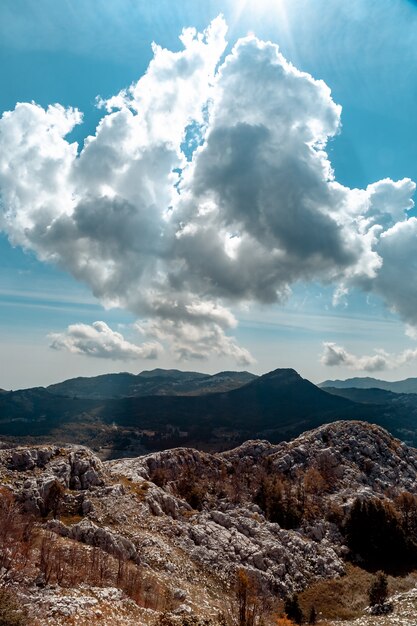 Foto vista desde la montaña cerca de kotor.