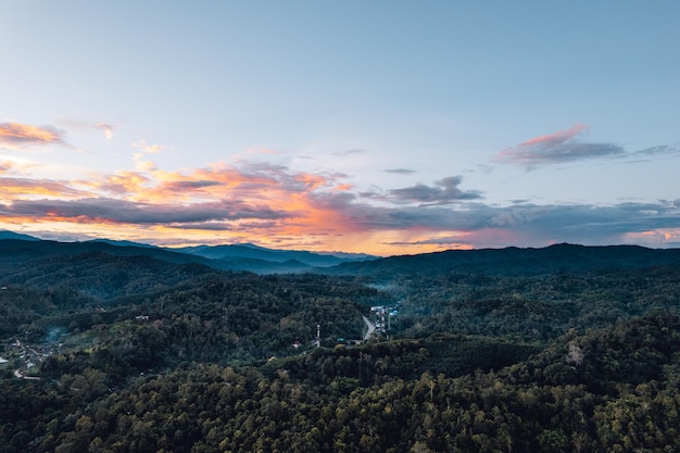 Vista a la montaña y cielo al atardecer