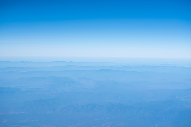 Vista de la montaña y la colina con cielo azul por la mañana.