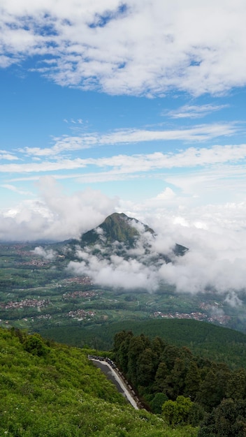 Foto una vista de una montaña desde la colina.