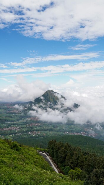 Foto una vista de una montaña desde la colina.