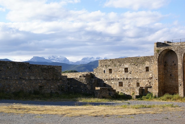 Vista de montaña, construcción medieval de piedra, fortaleza en el Castillo de Ainsa, muralla