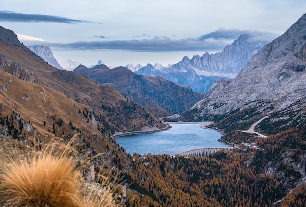 Vista de la montaña de los Dolomitas de otoño desde la ruta de senderismo entre el paso de Pordoi y el lago Fedaia Trentino Italia Escena pintoresca de naturaleza estacional y concepto de belleza rural