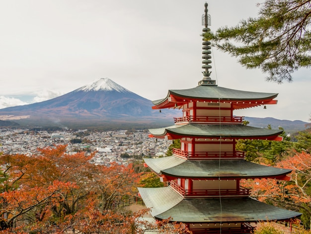 Vista de la montaña Fuji y Chureito Pagoda, Yamanashi, Japón.