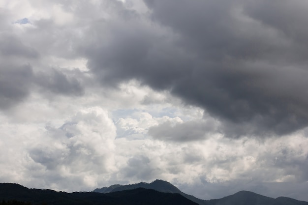 Vista a la montaña y hermoso cielo y hermosas nubes en el cielo azul