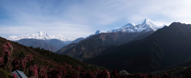 Vista a la montaña del Himalaya desde el pueblo