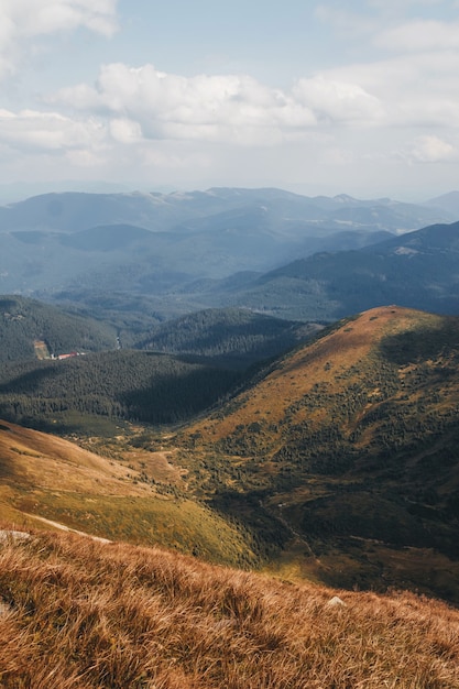 Vista desde la montaña Hoverla. Montañas de los Cárpatos.