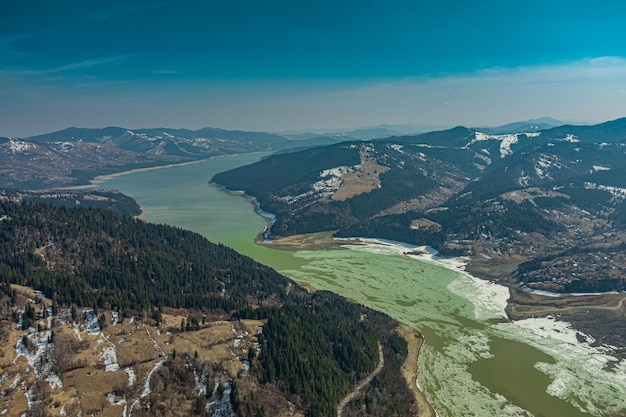 Vista a la montaña con el lago de Bicaz