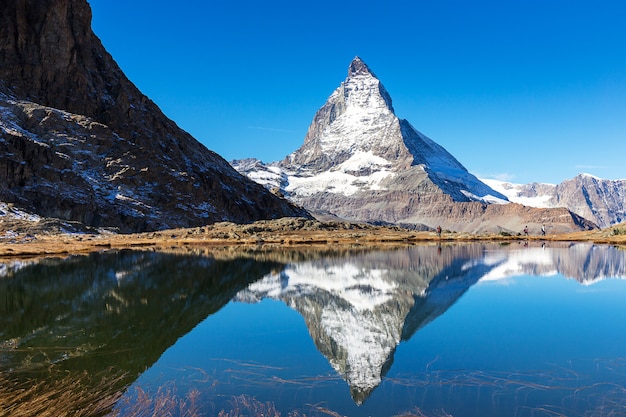 Vista a la montaña Matterhorn desde el lago Riffelsee en alta montaña en