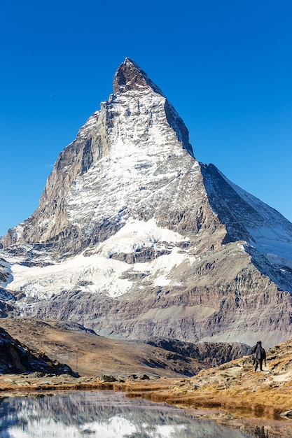 Vista a la montaña Matterhorn desde el lago Riffelsee en alta montaña en