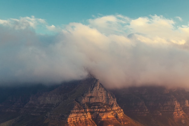 Vista de la Montaña de la Mesa cubierta de nubes desde la cabeza del León