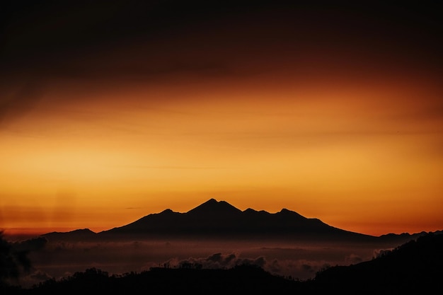 Vista de la montaña con niebla al atardecer Foto de alta calidad