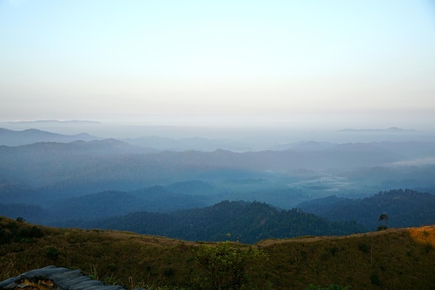 Foto vista a la montaña en la niebla de la mañana con el cielo azul en noen chang suek, pilok, kanchanaburi, tailandia