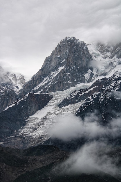 Vista a la montaña con nieve y nubes