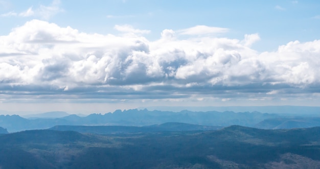 Foto vista de la montaña con nubes sobre fondo de cielo azul en la mañana