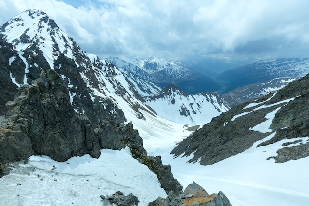 Vista de la montaña nublada desde la estación superior del telesilla de Karlesjoch (3108m., Cerca de Kaunertal Gletscher en la frontera entre Austria e Italia)