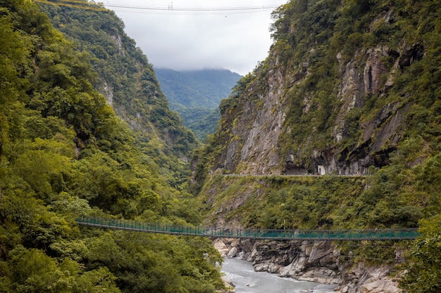 Foto vista de la montaña en el paisaje del parque nacional de taroko en otoño en hualien, taiwán.