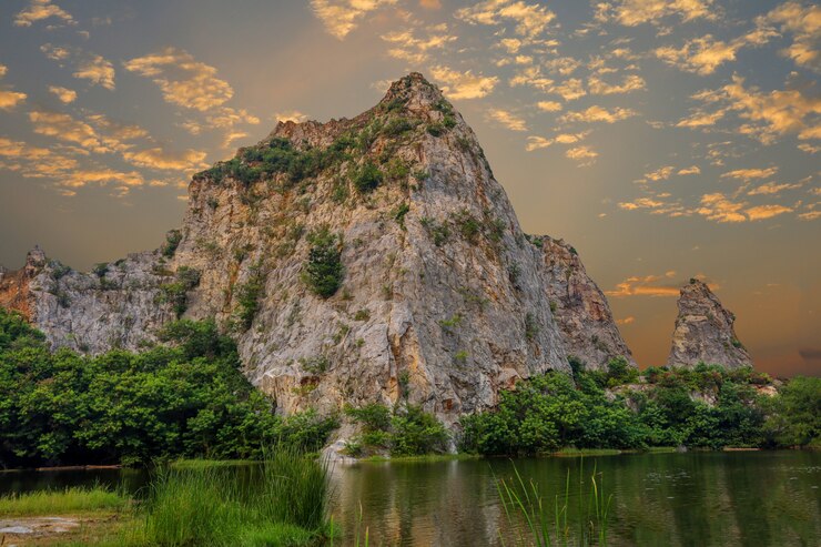 Vista de la montaña y el parque natural antes del atardecer en Tailandia