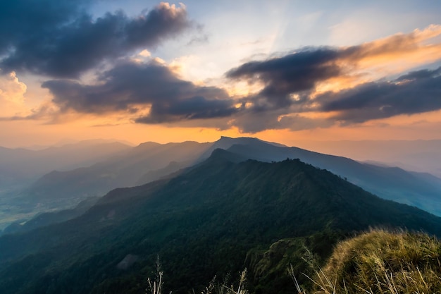 Vista de la montaña Phu Chi Dao o Phu Chee Dao en Chiang Rai, Tailandia