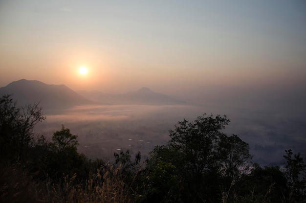 Vista de la montaña phu tok con niebla y sol en el mirador por la mañana y el amanecer en Chiang Khan en Loei Tailandia