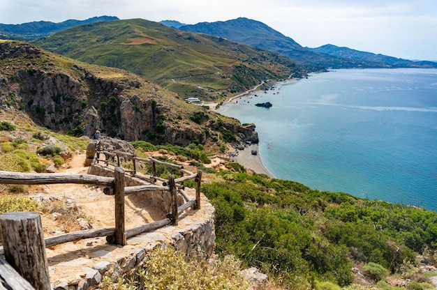 Vista desde la montaña hasta la playa de Preveli en la isla de Creta Grecia