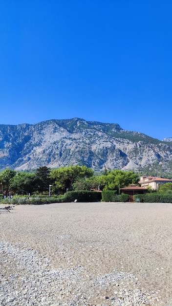 vista a la montaña desde la playa