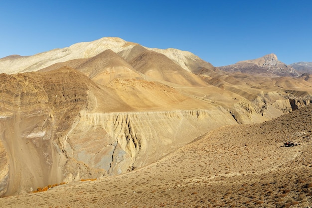 Vista de la montaña del río Jhong Khola, cerca de la aldea del distrito de Kagbeni Mustang en Nepal