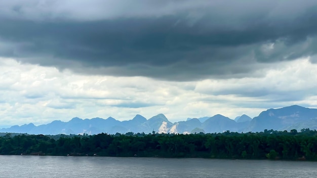 Vista de la montaña y el río Kong con nubes en la tormenta