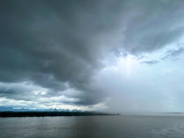 Vista de la montaña y el río Kong con nublado en el haft de tormenta hermosa naturaleza lluvia y nubes