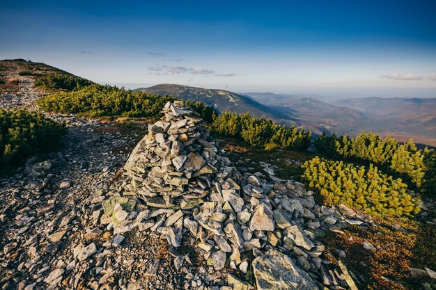 Una vista de la montaña rocosa.