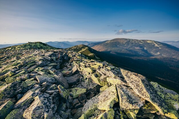 Una vista de la montaña rocosa.