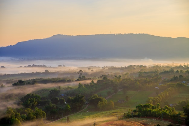 Vista de la montaña Takhian Ngo con el mar de niebla en la mañana y el crepúsculo del amanecer