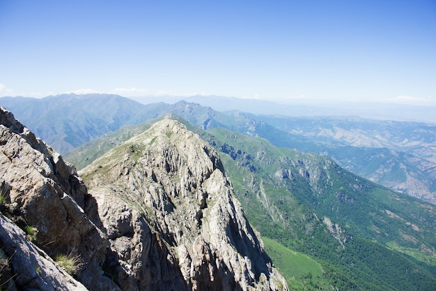 Vista desde la montaña a través de las rocas bajo el cielo azul